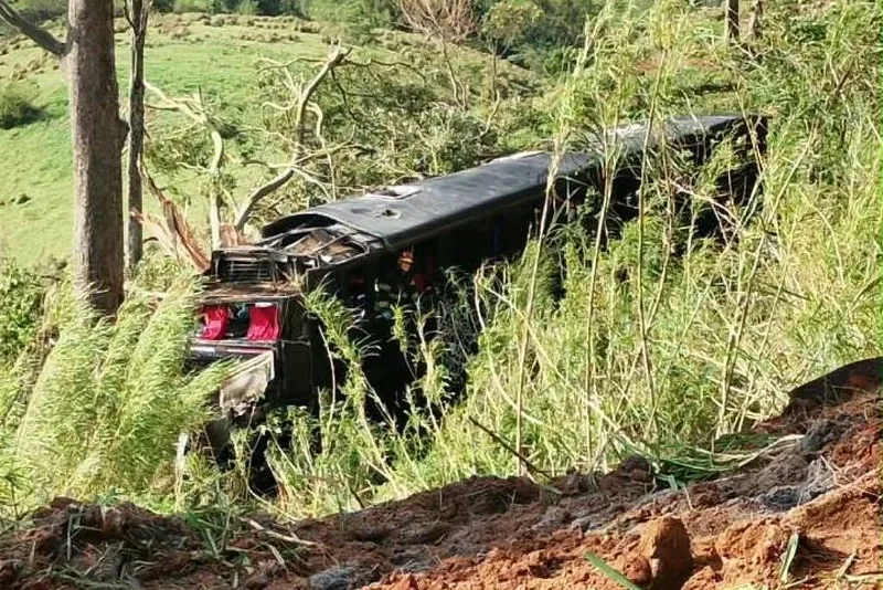 Acidente com ônibus deixa cinco mortos e 40 feridos em Cruzeiro