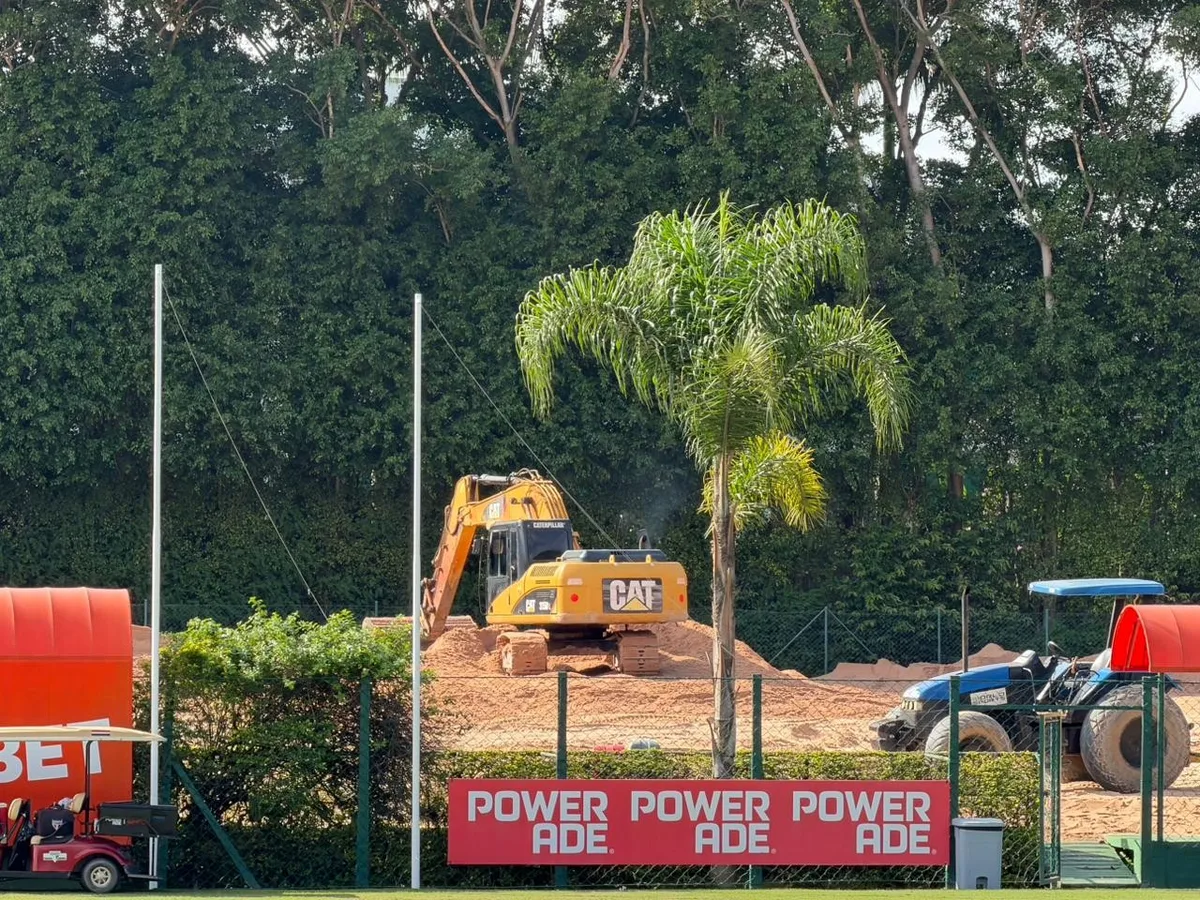 Dorival aponta sobrecarga e limitações nos três campos do CT do São Paulo