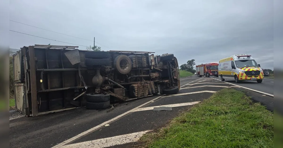 Motorista é levado ao hospital após tombamento de carreta em Apucarana