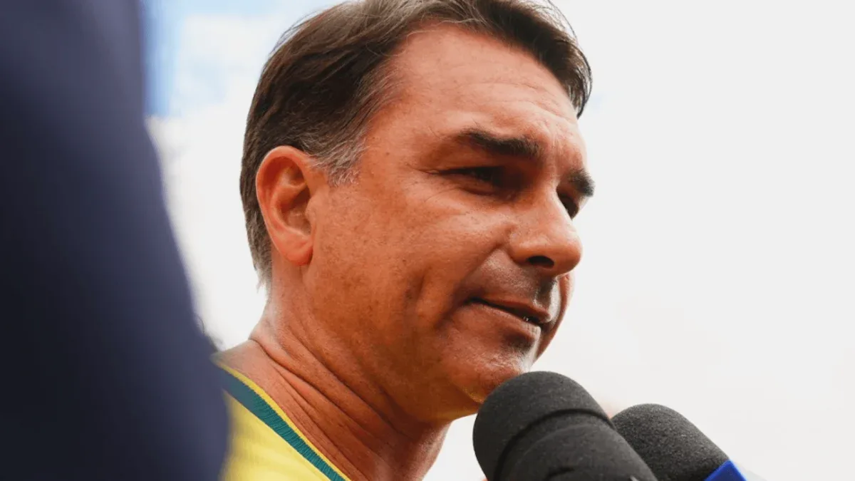 Flávio Bolsonaro promete manter relação econômica com a China