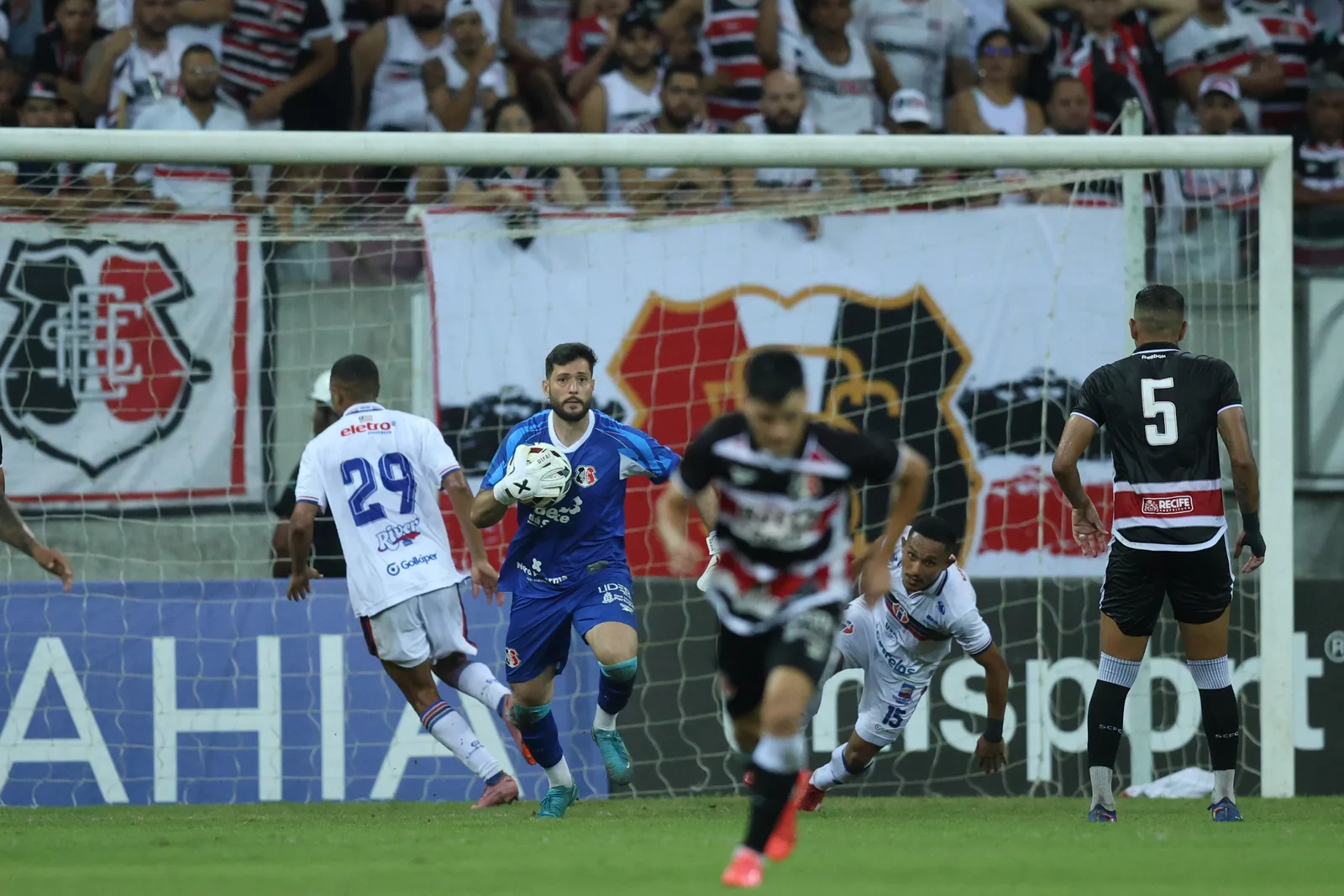 Santa Cruz define goleiro titular na reta final pelo segundo ano seguido