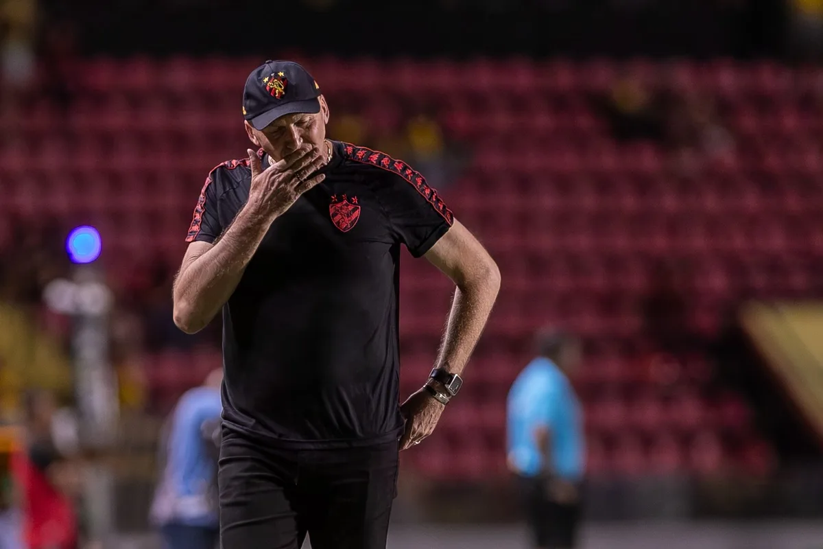 Sport busca novo técnico após cair para oitavo na Série B