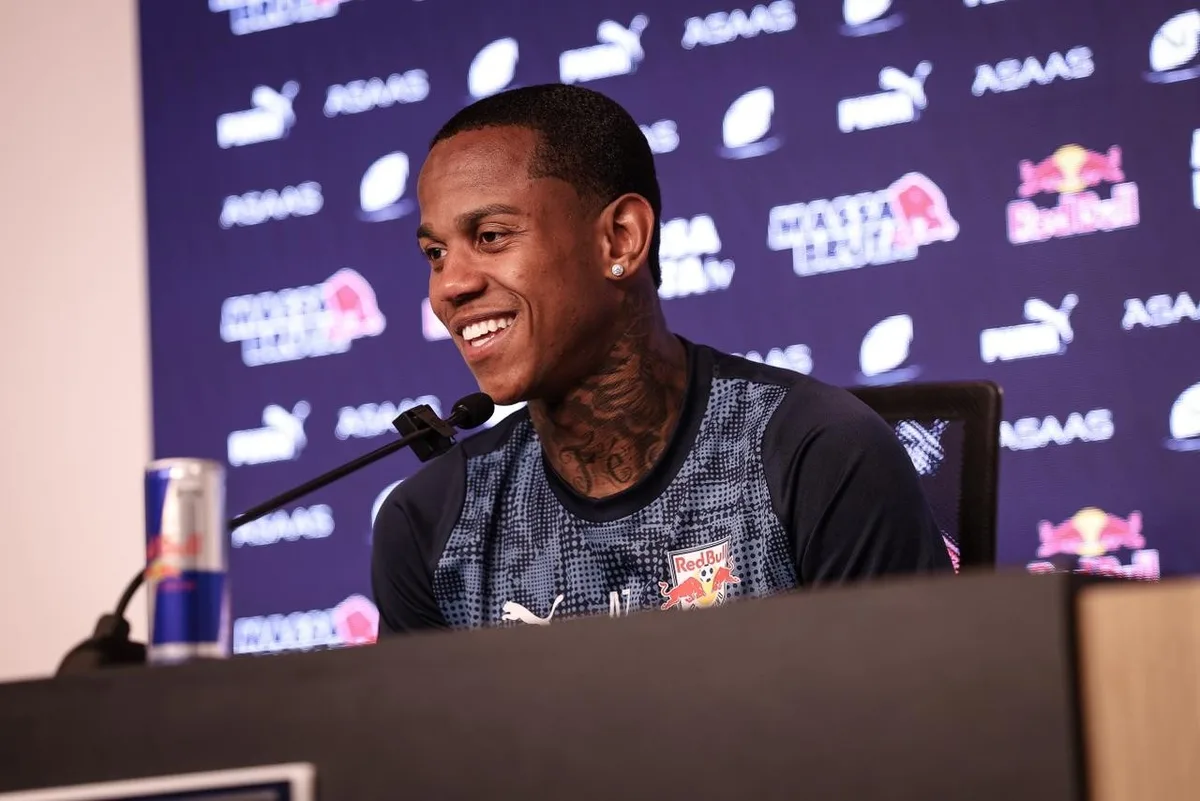Wallace Yan chega ao Bragantino com contrato até 2031 e mira evolução no clube