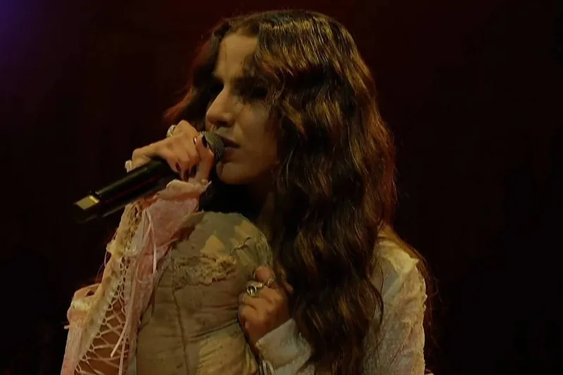 Marina Sena divide palco com Céu e encerra show sob chuva no Rock in Rio