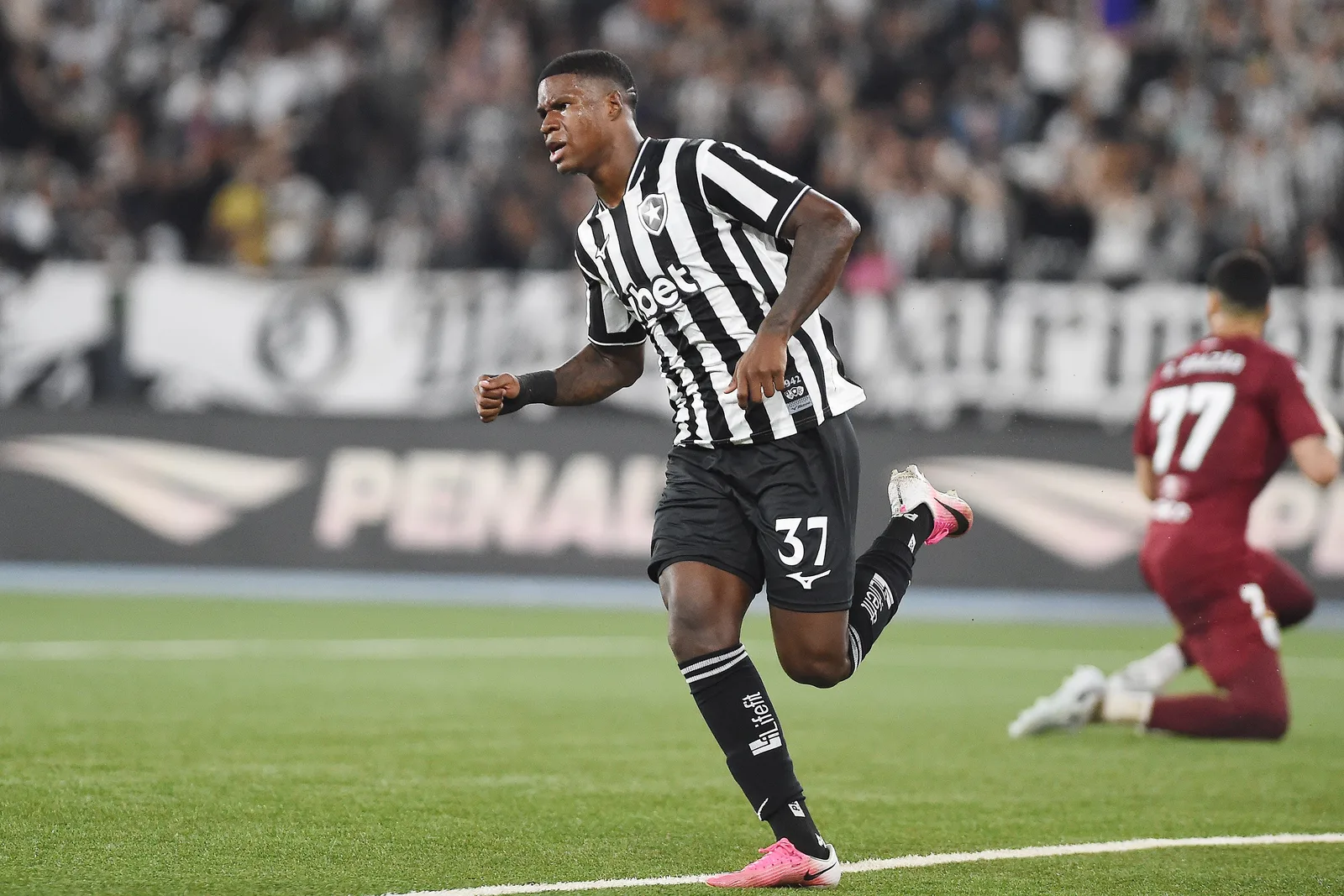 Ferraresi pode desfalcar o Botafogo no clássico, e Tite avalia opções da base
