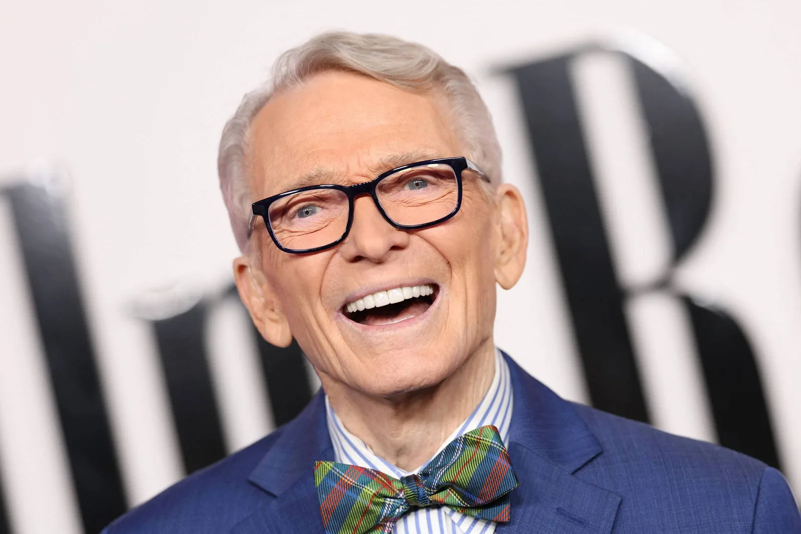 Bob Mackie, estilista de Cher e das bonecas Barbie, morre aos 87 anos
