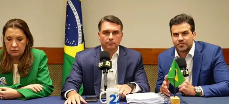 Debate é cancelado, e Flávio critica decisão do TSE durante live