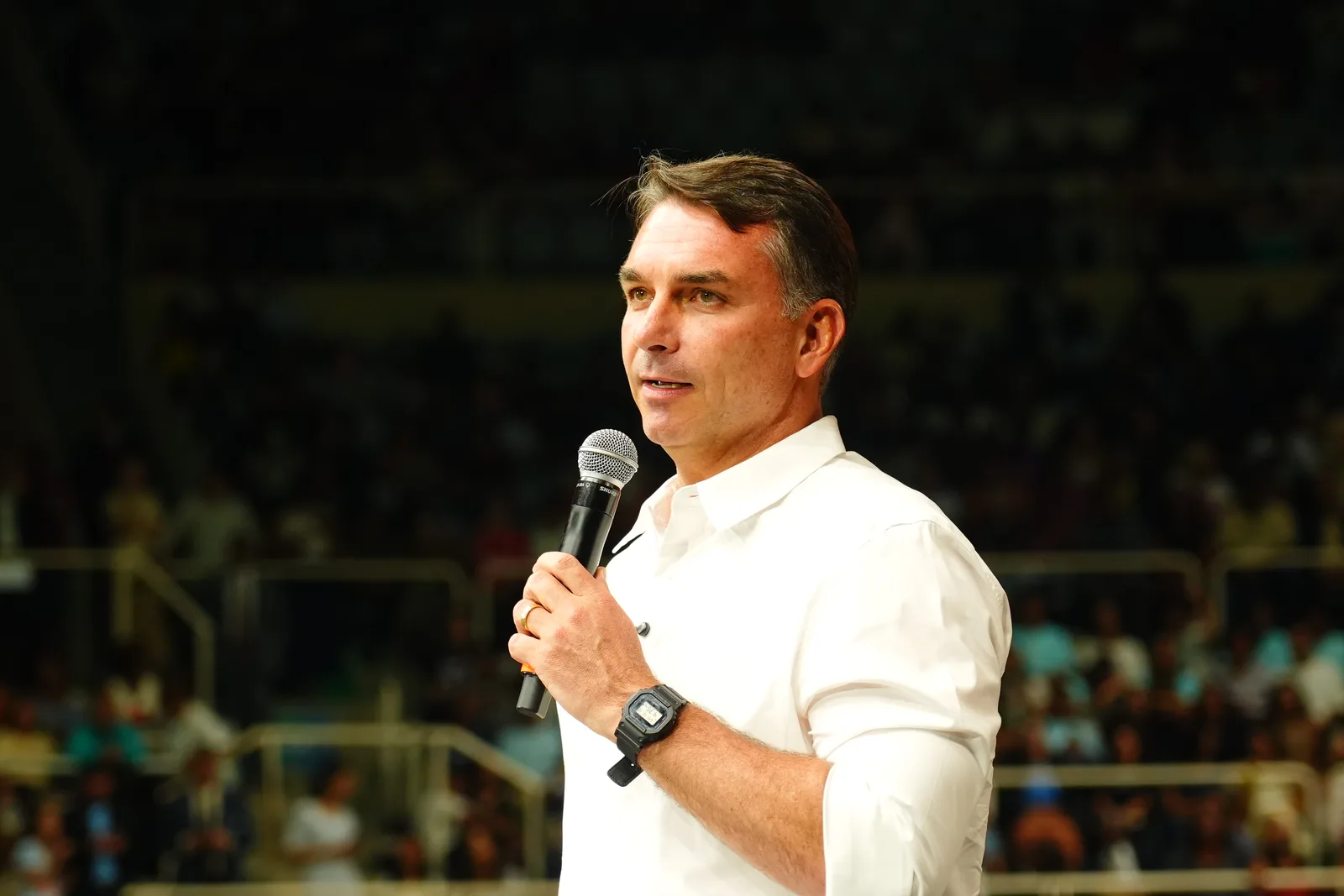 Flávio Bolsonaro apoiará fim da escala 6x1 e pede compensação às empresas