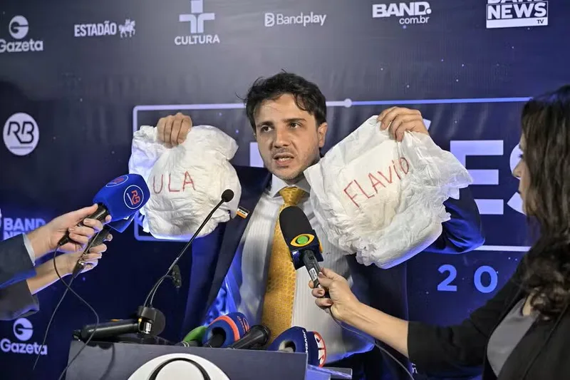 Renan Santos acusa reajuste do Bolsa Família de crime eleitoral