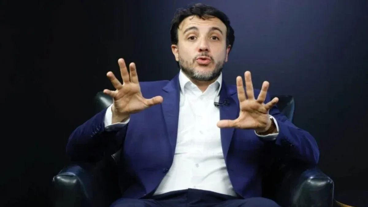 Renan Santos condiciona apoio a Flávio Bolsonaro a debate no 1º turno