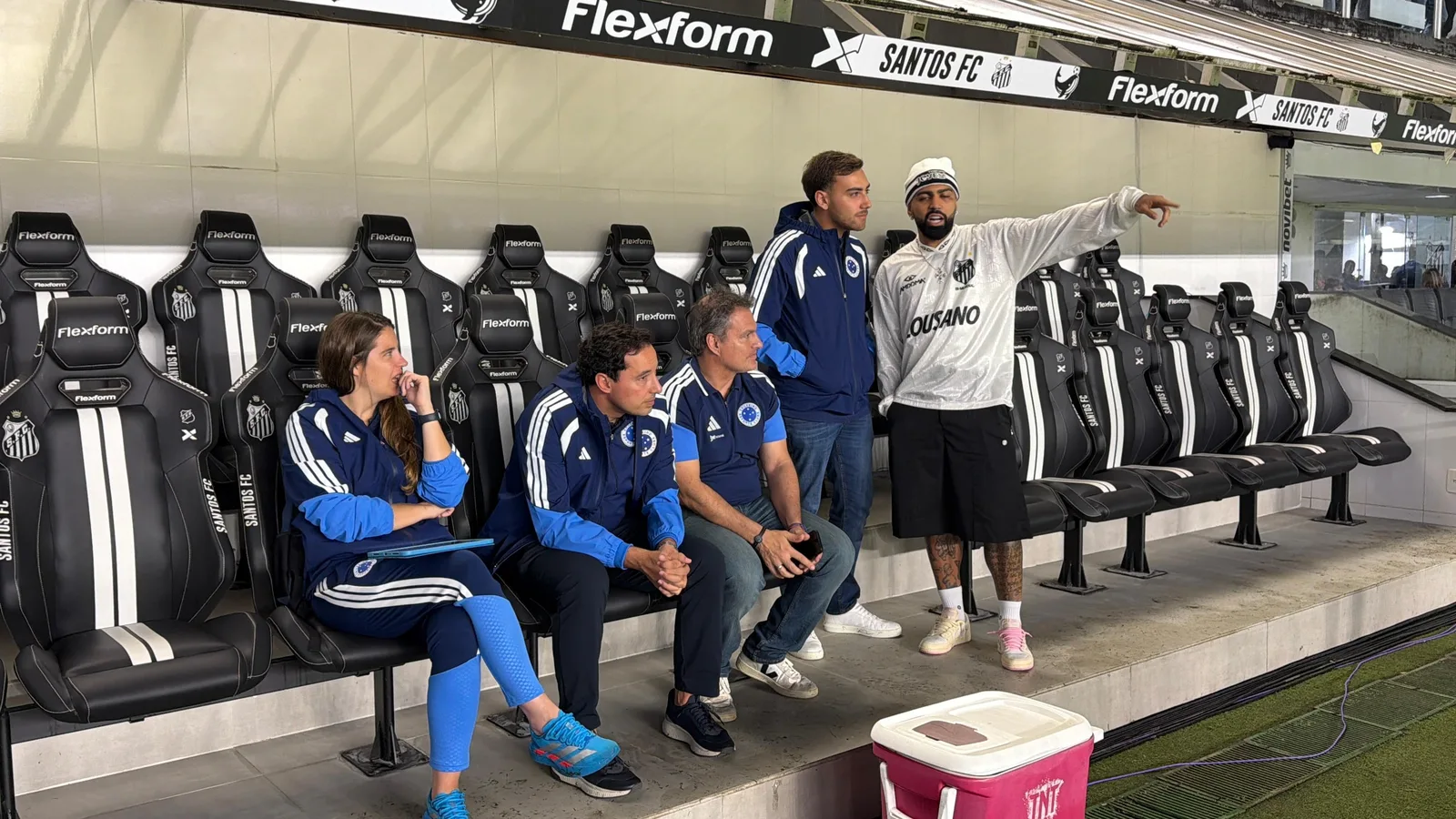 Gabigol acompanha Santos x Cruzeiro e conversa com dirigentes celestes