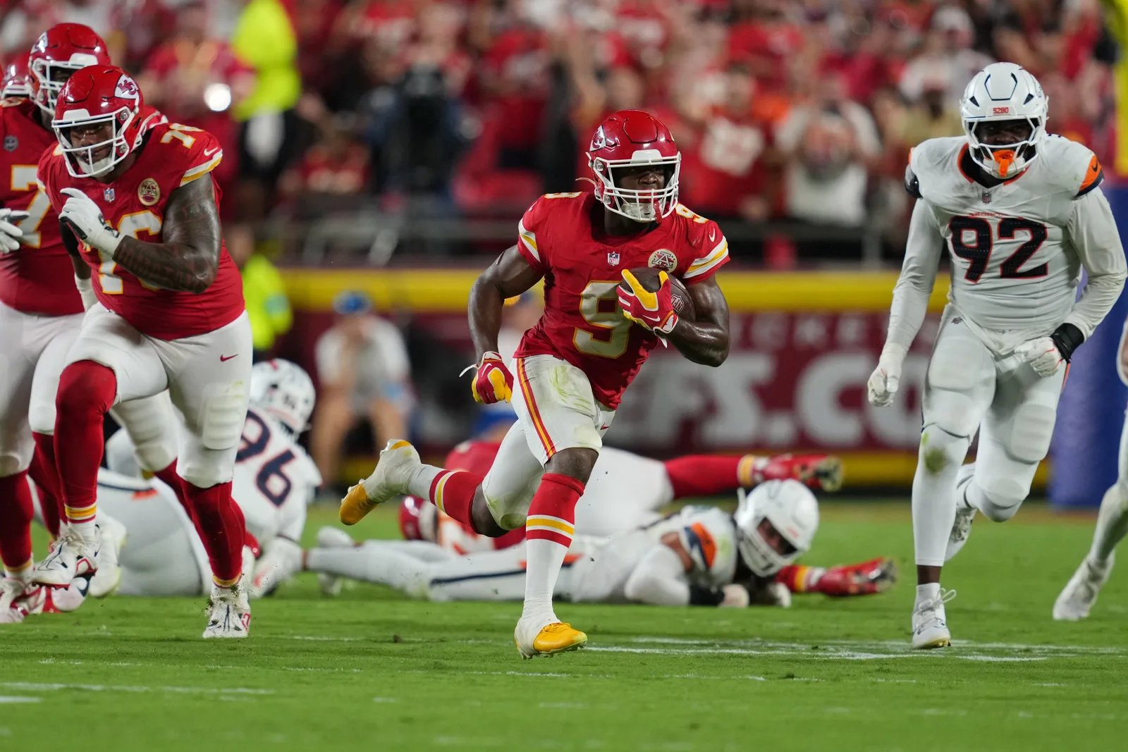 Defesa dos Chiefs domina Broncos, e Kelce alcança marca histórica na NFL