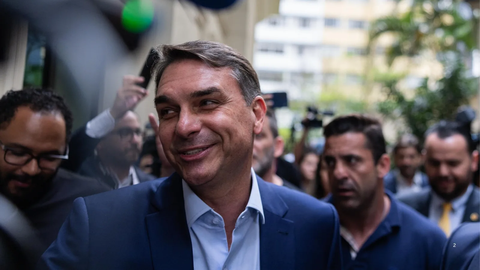 Flávio Bolsonaro associa eleição a mudanças no STF e prevê vitória no primeiro turno
