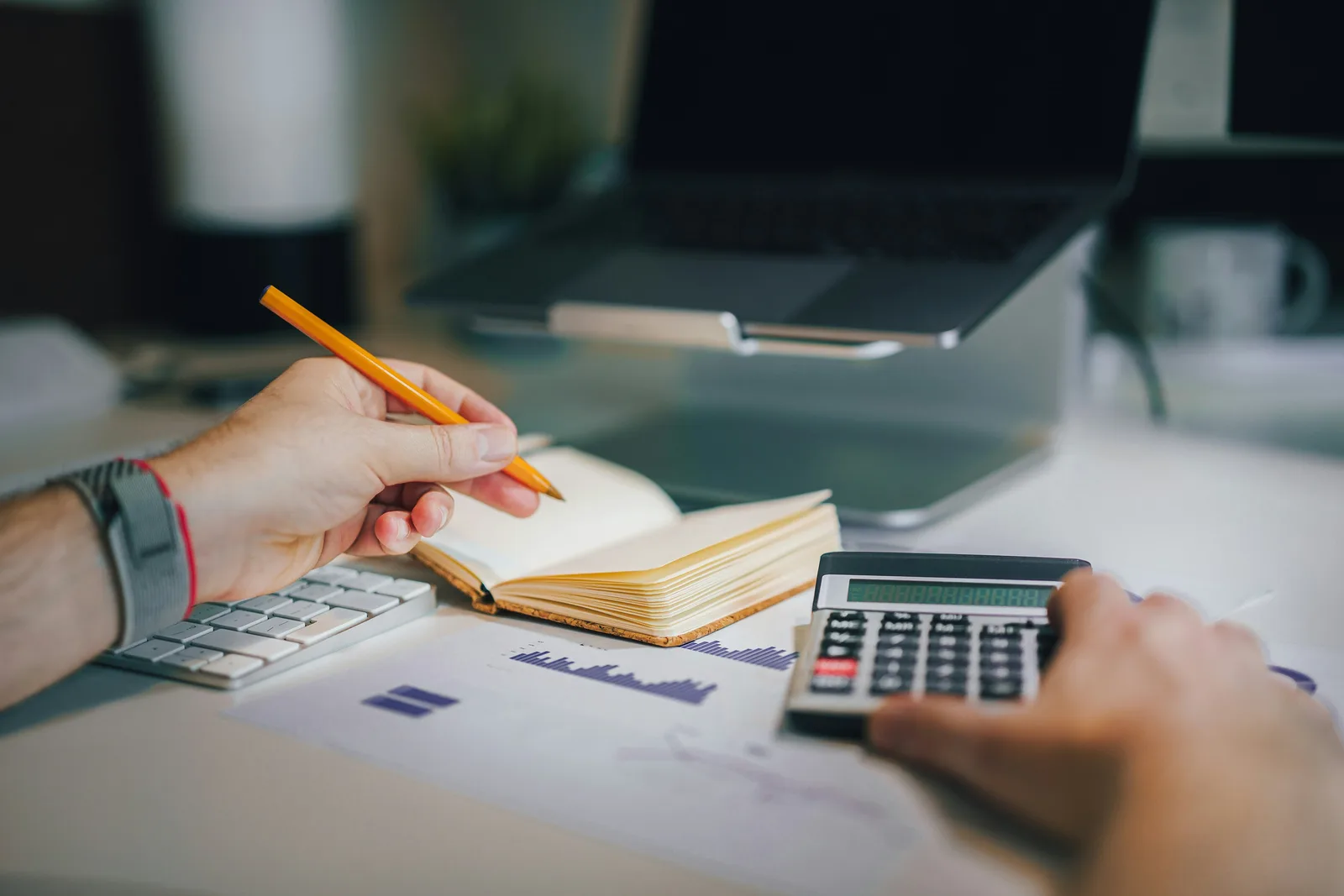 Dificuldades financeiras persistentes são associadas a envelhecimento cerebral