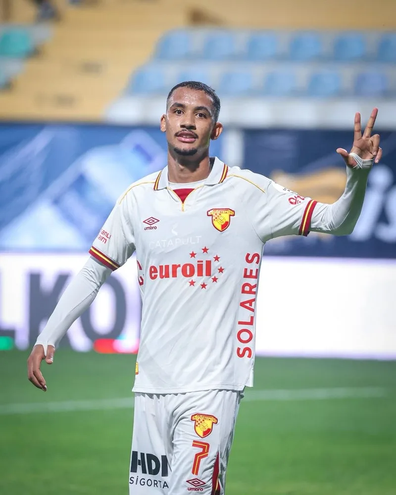André Henrique marca três vezes e decide goleada do Goztepe