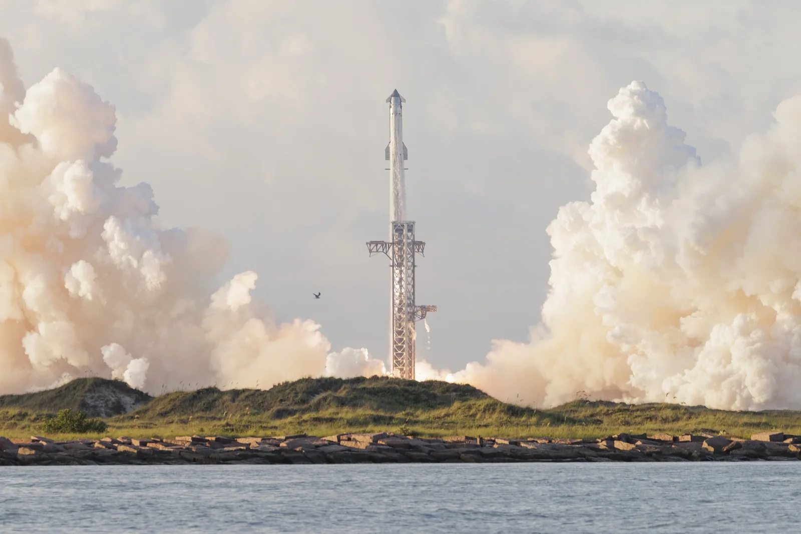Starship entra em órbita no 14º voo de teste, mas missão é encurtada