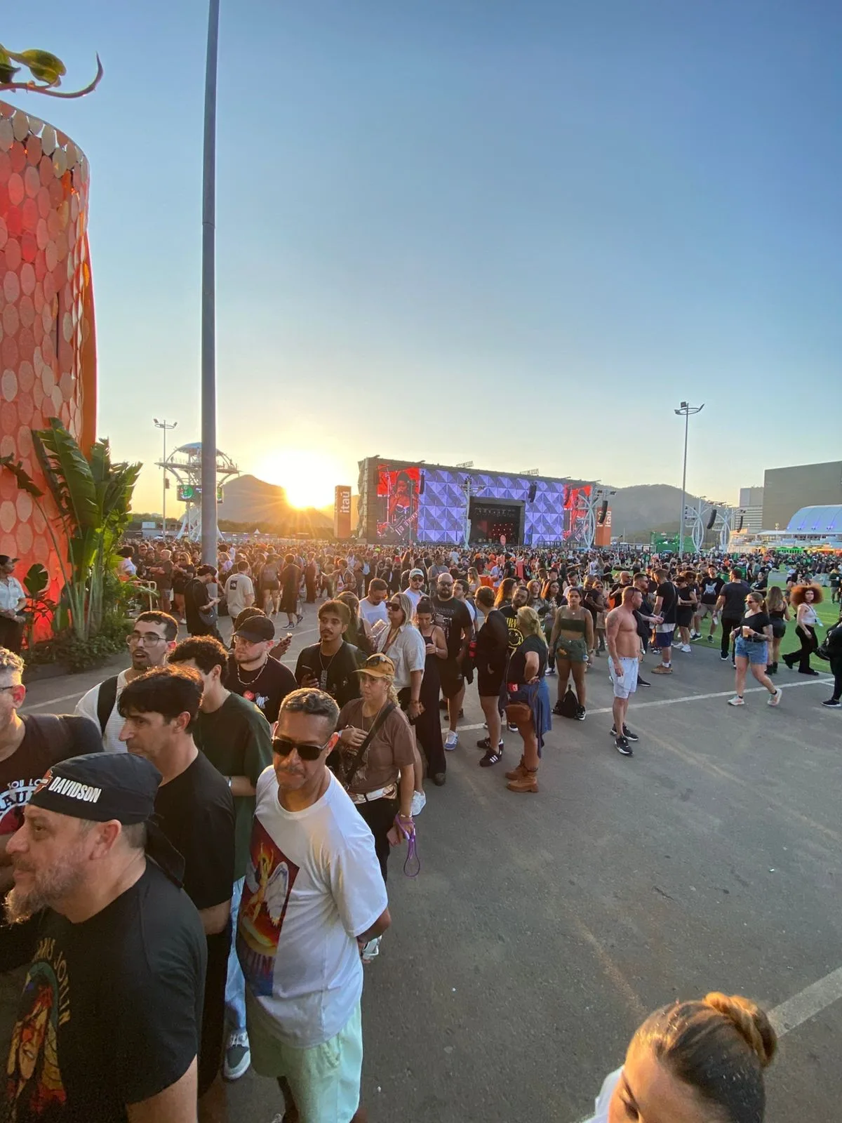 Brindes provocam filas na Cidade do Rock durante o festival