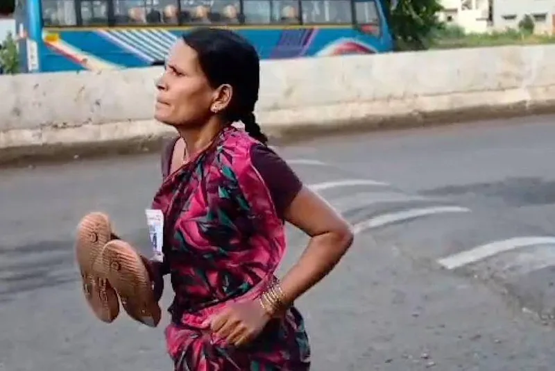 Mãe vence corrida descalça na Índia para pagar estudos da filha