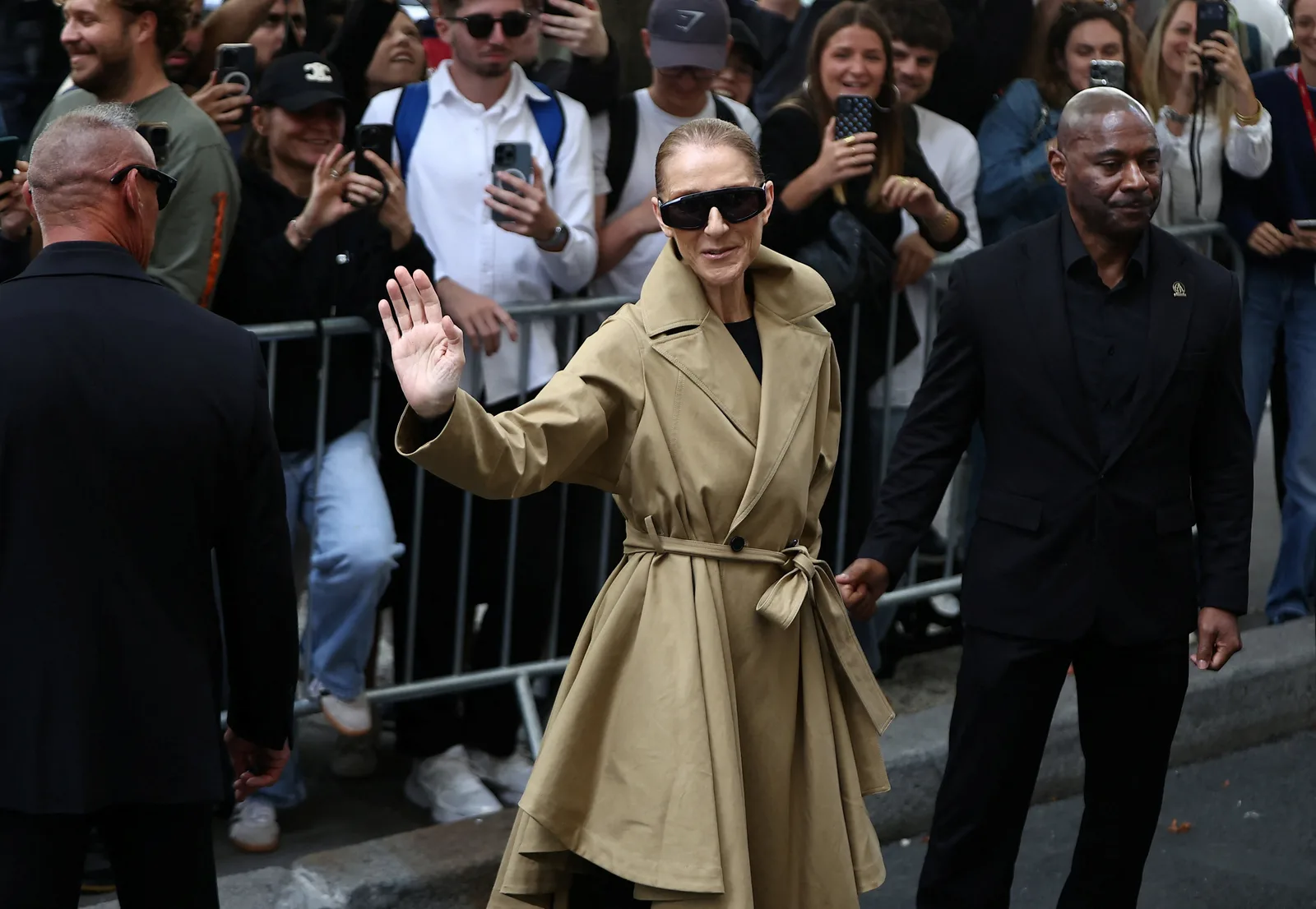 Fãs aguardam Celine Dion em Paris antes de série de 26 shows
