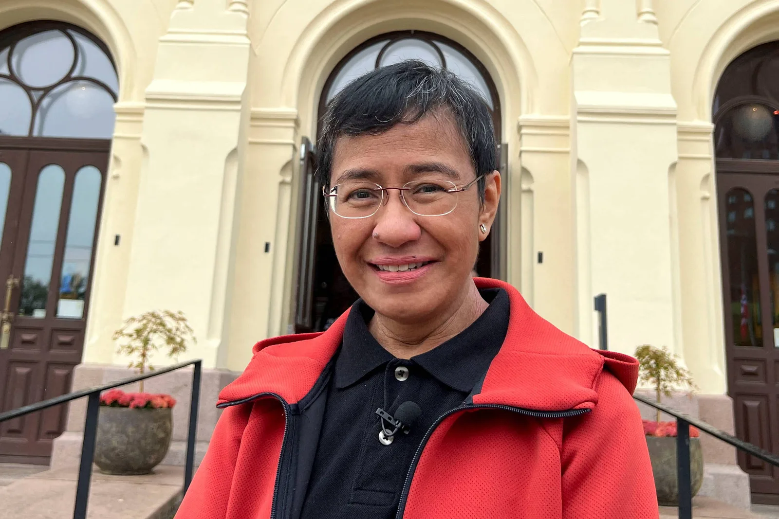 Maria Ressa propõe plataformas públicas e responsabilização de empresas de IA