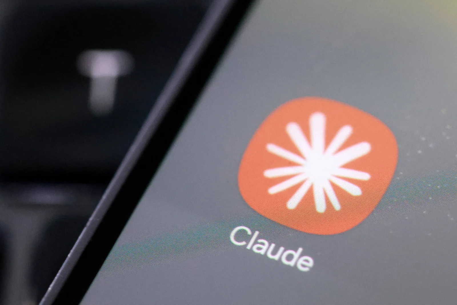 Anthropic lança Claude para consultoria financeira