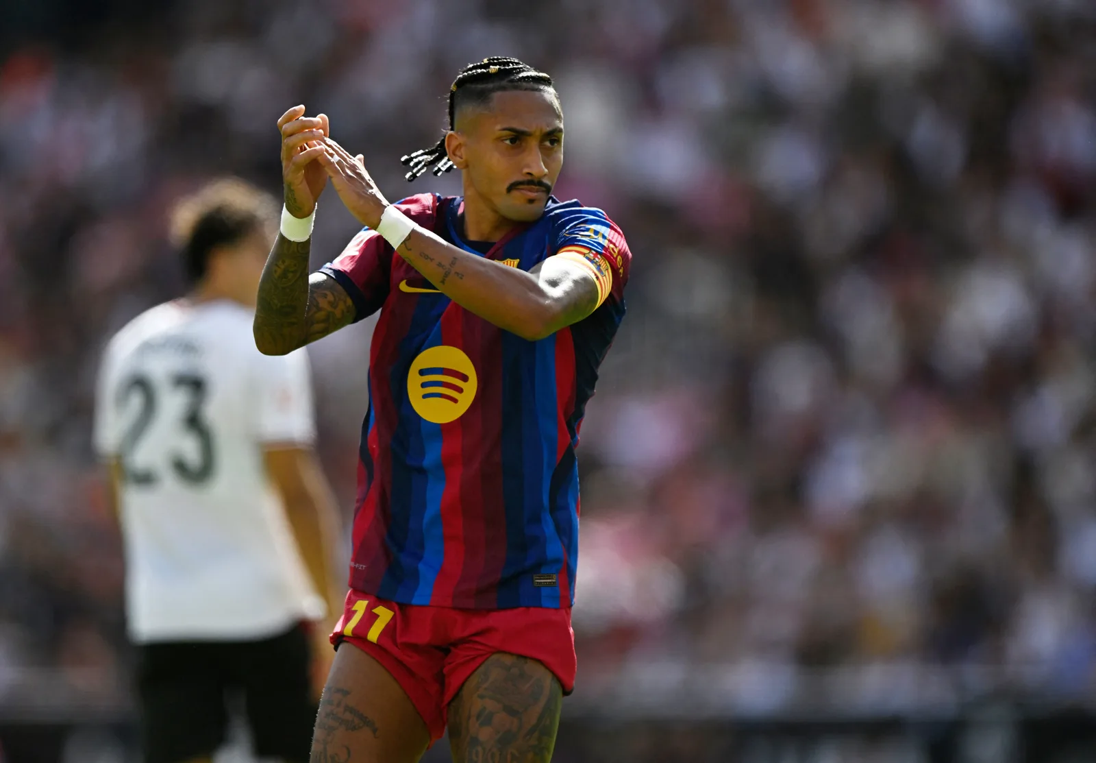 Raphinha mira feito histórico após início goleador pelo Barcelona