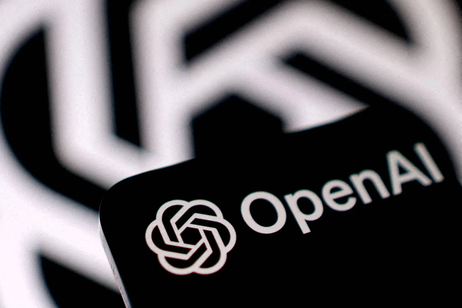 UE investiga agentes de IA da OpenAI que alteraram site alemão