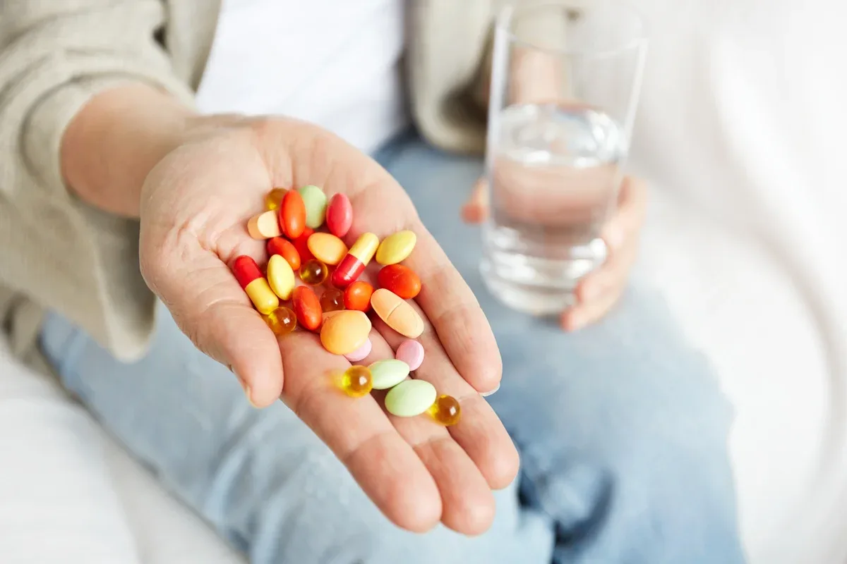 Tratamentos longos com antibióticos elevam riscos e favorecem resistência