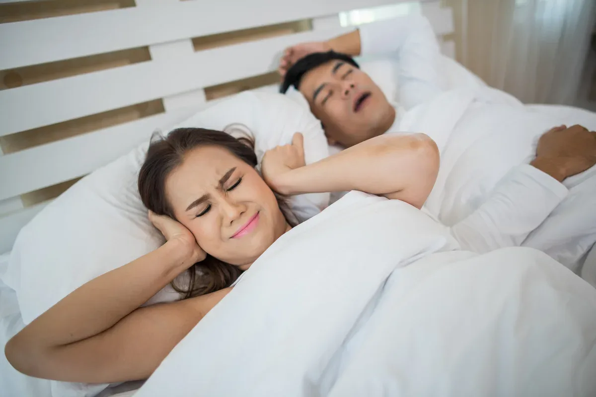 Dormir em quartos separados pode preservar o sono e a intimidade do casal