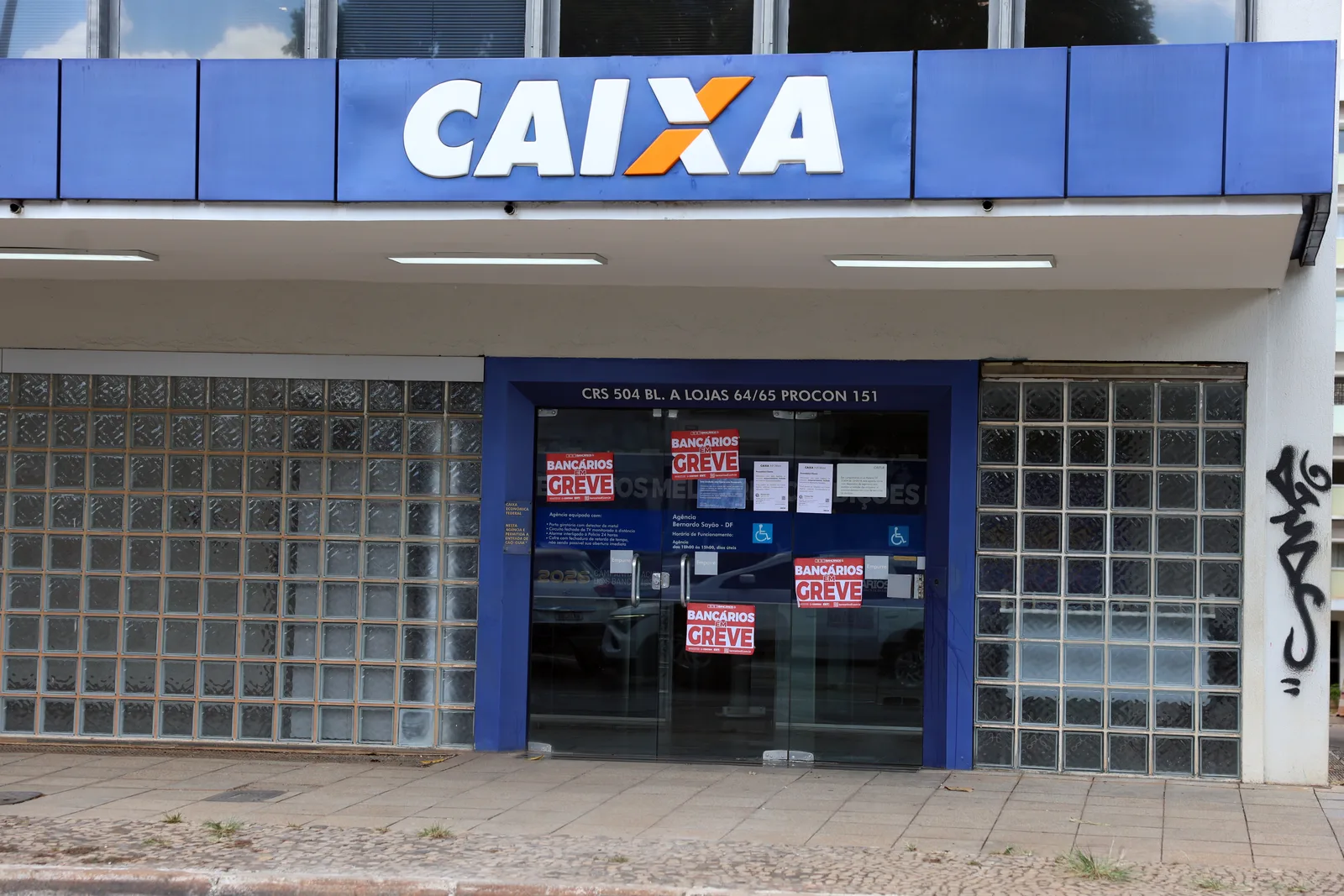 Funcionários da Caixa votam nesta segunda sobre fim da greve