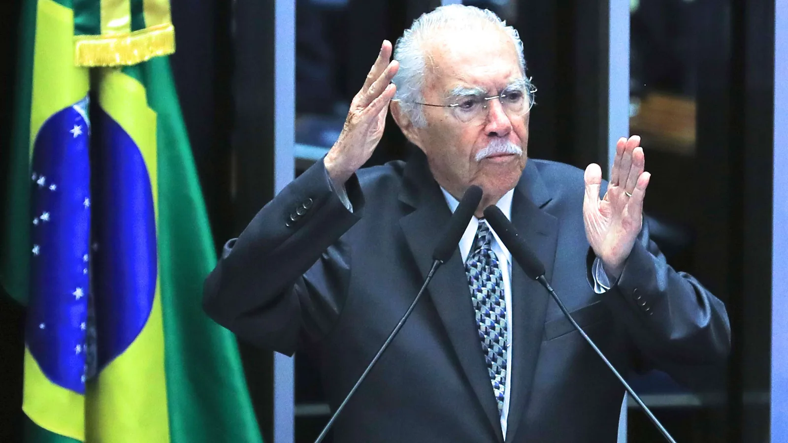 José Sarney permanece na UTI após cirurgia por obstrução intestinal
