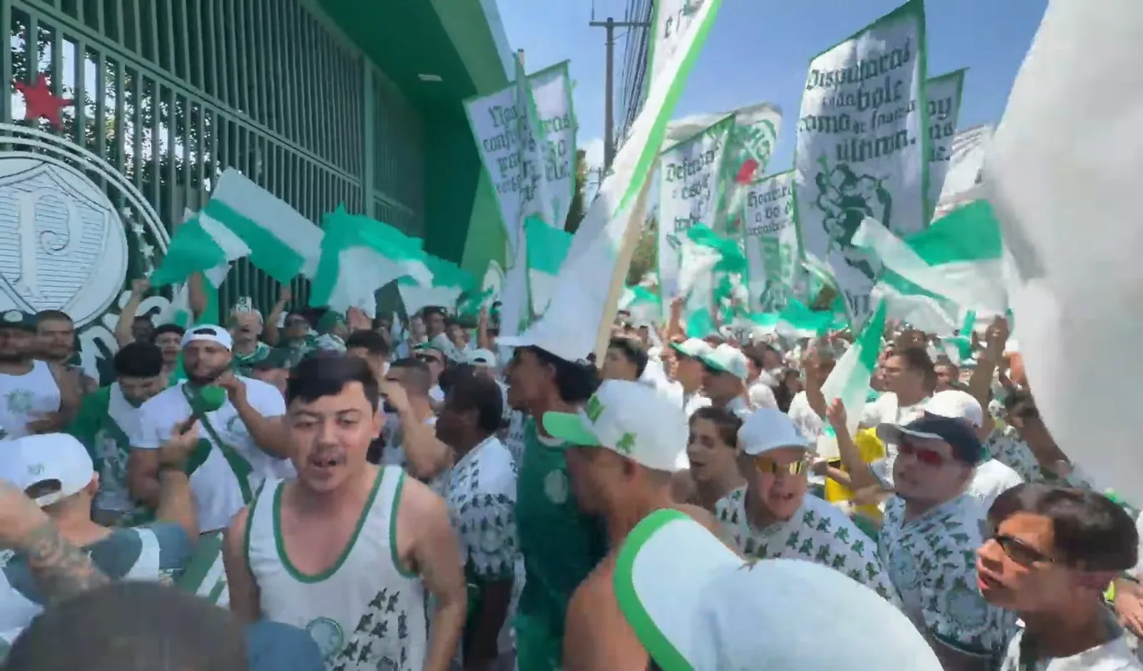 Torcida do Palmeiras faz ato na Academia antes de clássico com o Corinthians