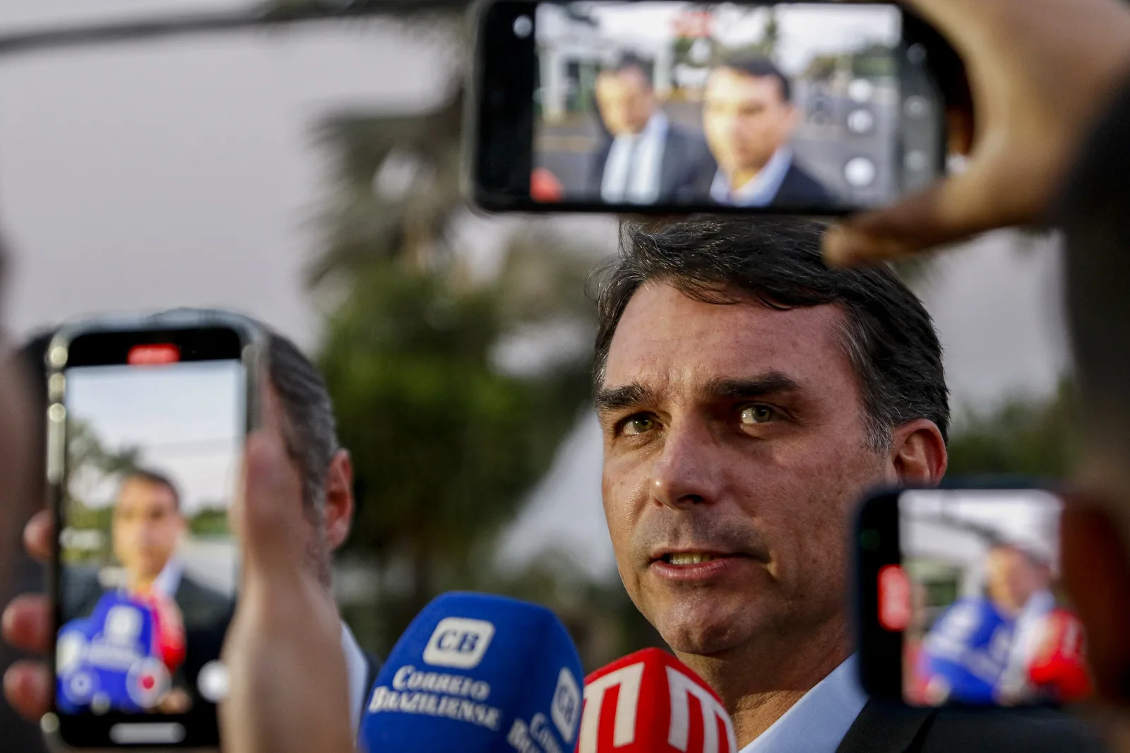 Defesa de Flávio Bolsonaro tenta levar caso Dark Horse a André Mendonça