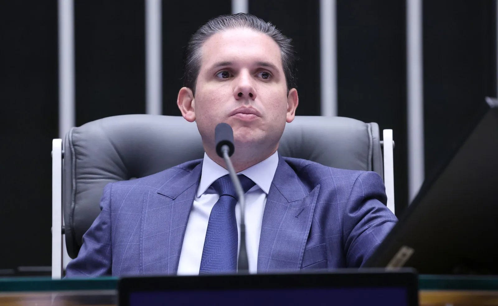 Mensagens apontam negociação de terreno entre Hugo Motta e dono do Banco Master