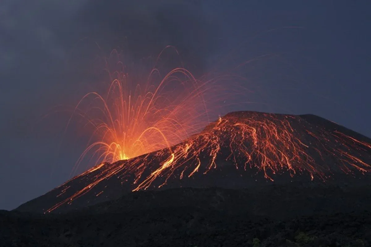 Erupção do Anak Krakatau fecha aeroporto e afeta 209 operações