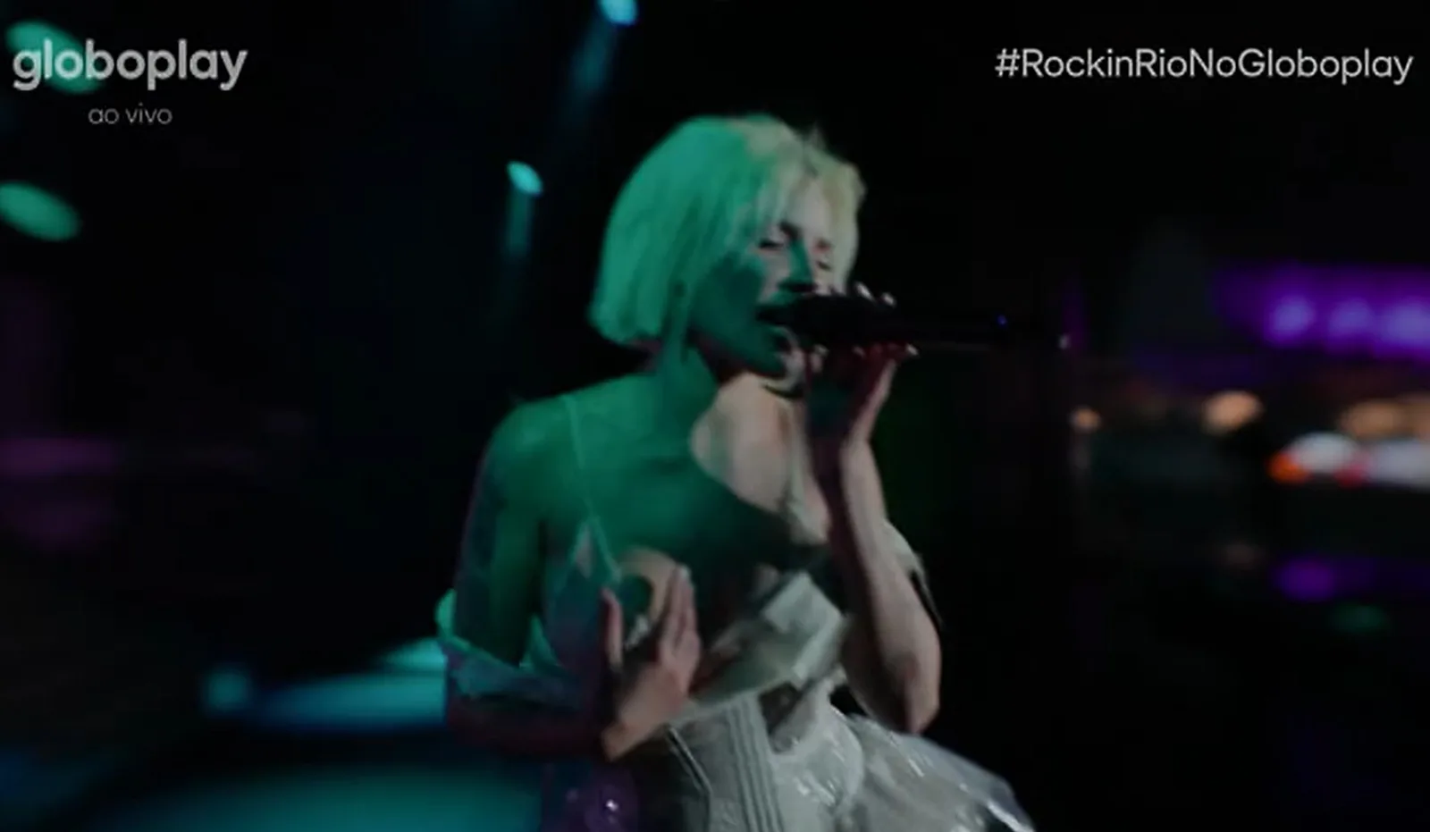 Halsey faz show roqueiro no Rock in Rio após relatar infecção no rosto