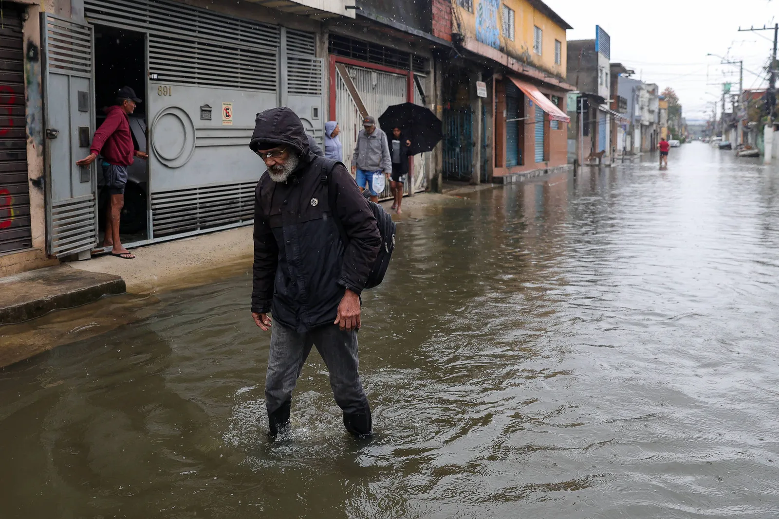 Frente fria traz chuva intensa e ventos de até 100 km/h a São Paulo