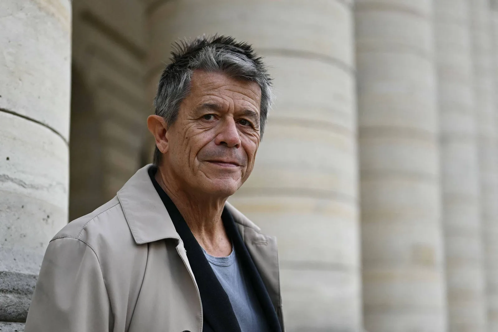 Carrère diz que escrever dá forma ao sofrimento e que ficou mais feliz com a idade