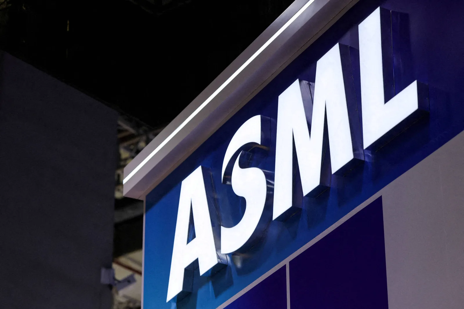 ASML mantém monopólio de máquinas essenciais aos chips de IA