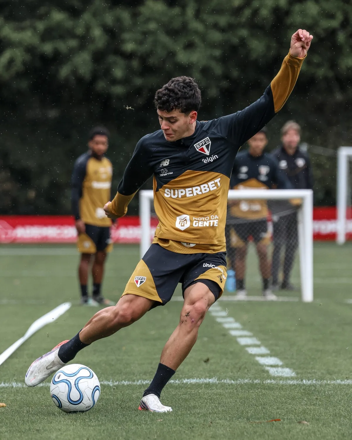 Lucca treina sem restrições, e Victor Sá completa atividade no São Paulo