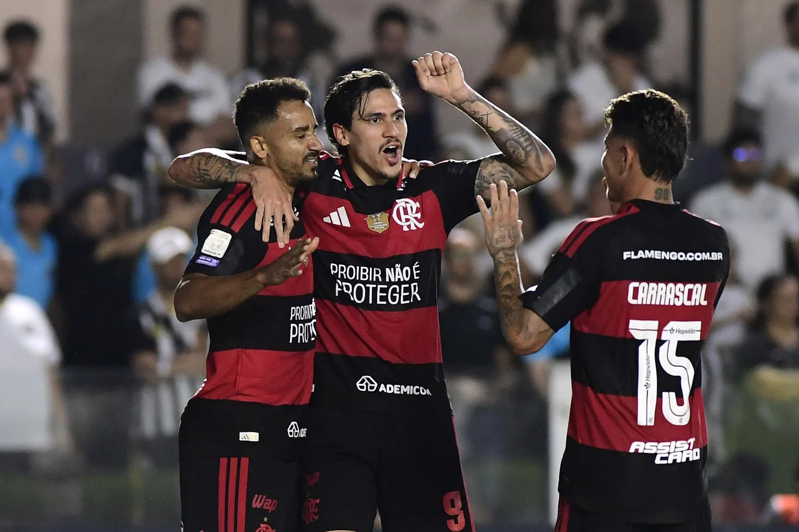 Flamengo mantém liderança com um ponto sobre o Palmeiras antes de clássico