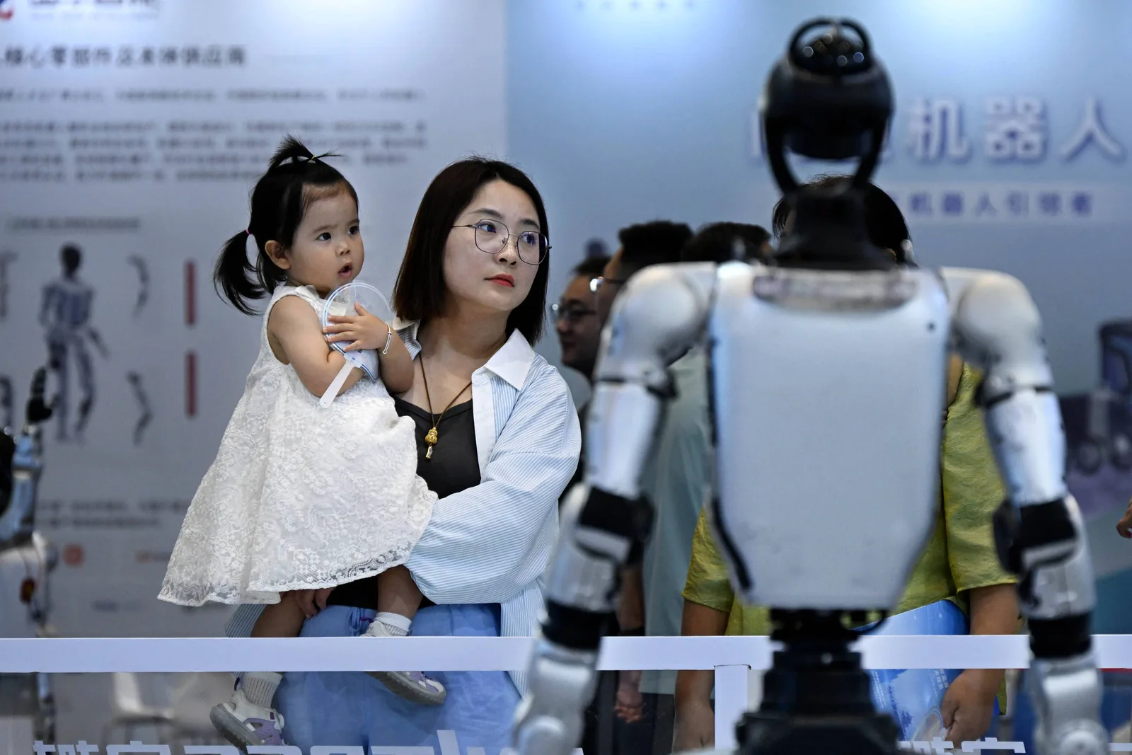 China amplia regras para manter sistemas de IA sob controle humano