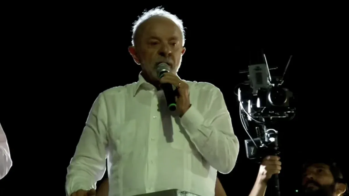 Lula rejeita comparação com Flávio Bolsonaro e cita Jair Bolsonaro