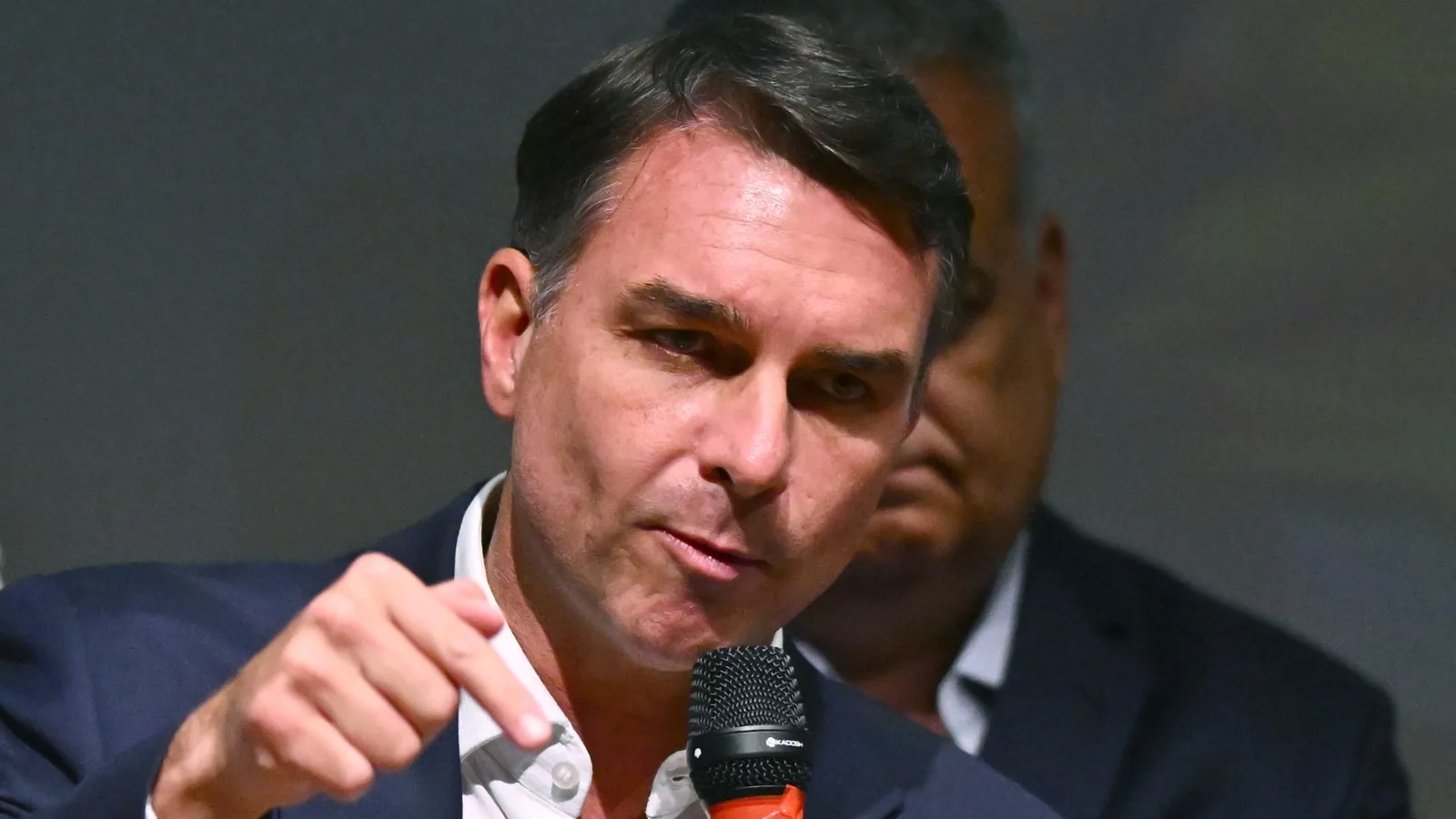 Flávio Bolsonaro defende fim da reeleição e mandato de cinco anos