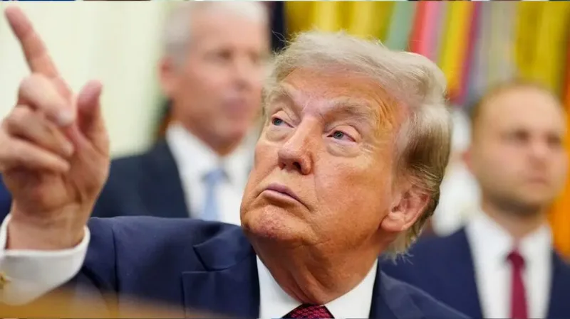 Trump exclui CNN, MS NOW e Politico da cobertura na Casa Branca