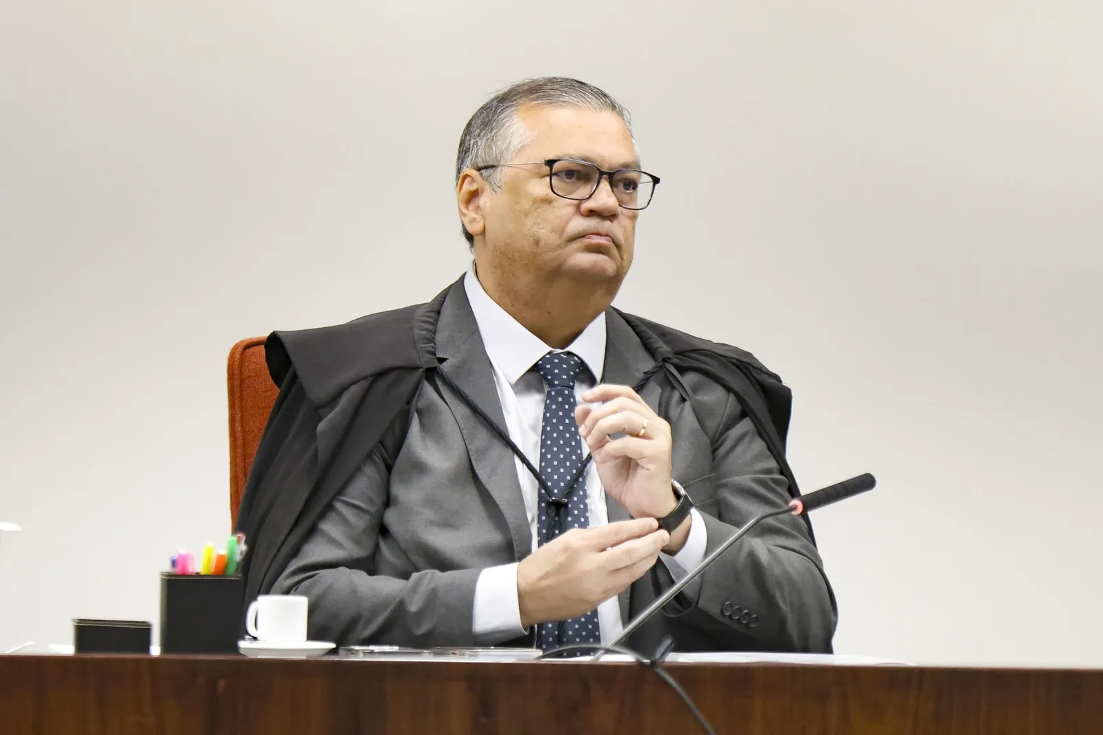Dino defende tratamento igual a suspeitos em investigações equivalentes