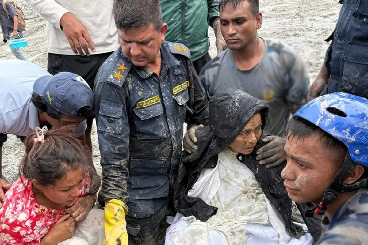 Buscas no Nepal localizam sobreviventes e mantêm 4.886 pessoas desaparecidas