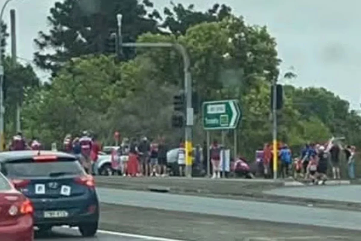 Carro avança contra torcedores antes de final de rugby na Austrália