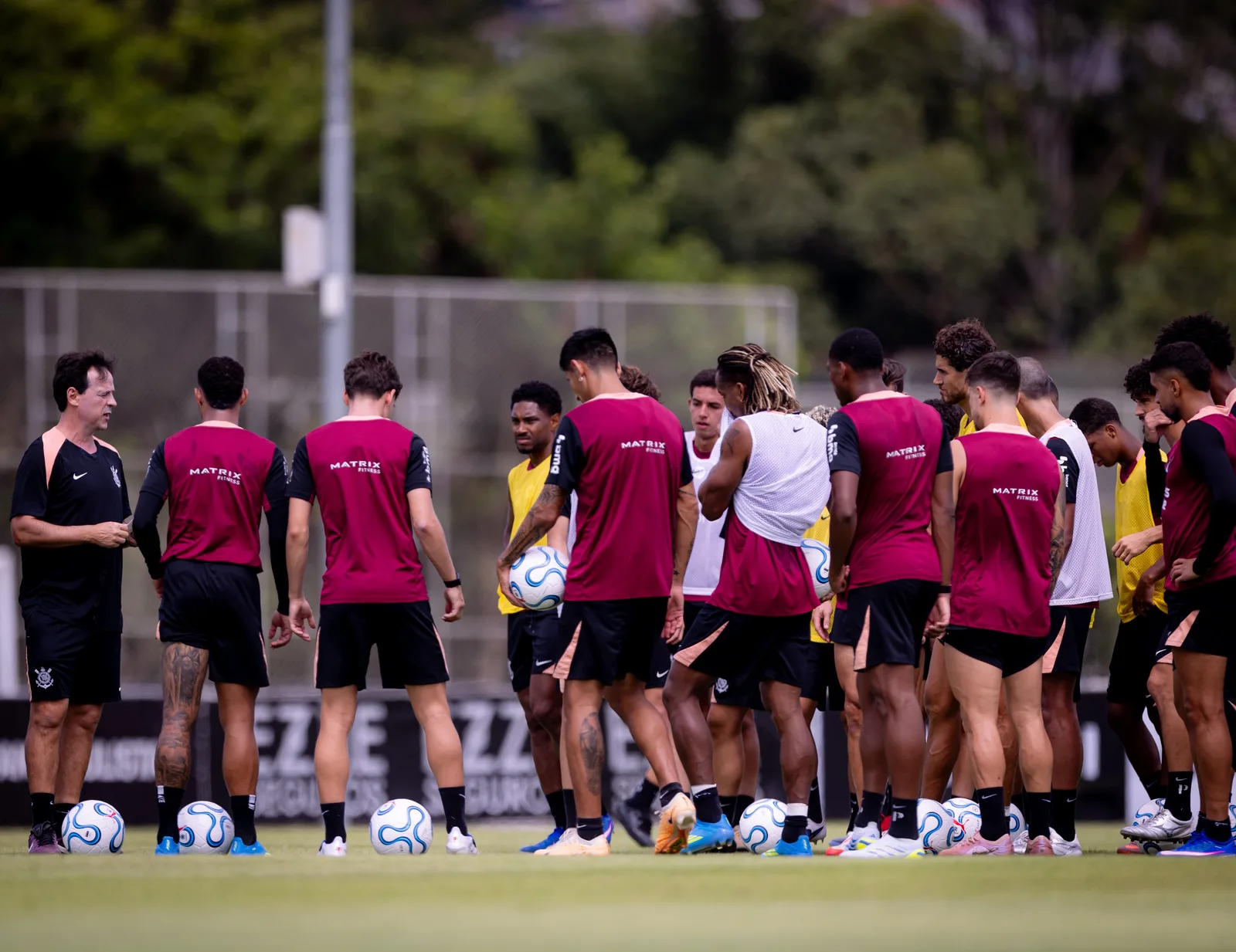 Desfalques reduzem opções de Diniz antes de Corinthians x Chapecoense