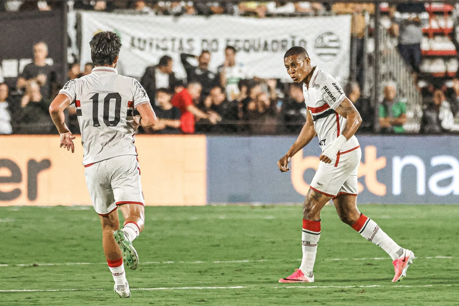 Hygor marca contra o Athletic-MG e deixa jogo com dores no joelho